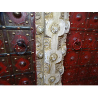 Armoire arche et métal rouge bleue verte et blanche