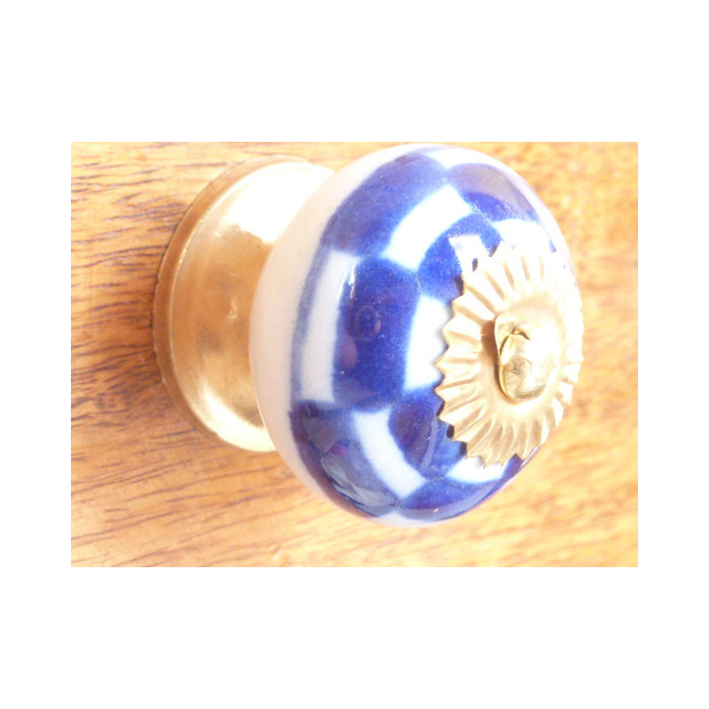 poignée en porcelaine avec damier bleu