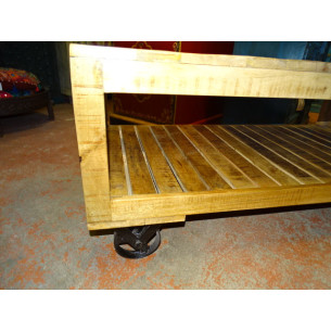 Table basse avec industrielle en teck recyclé avec roues trolley