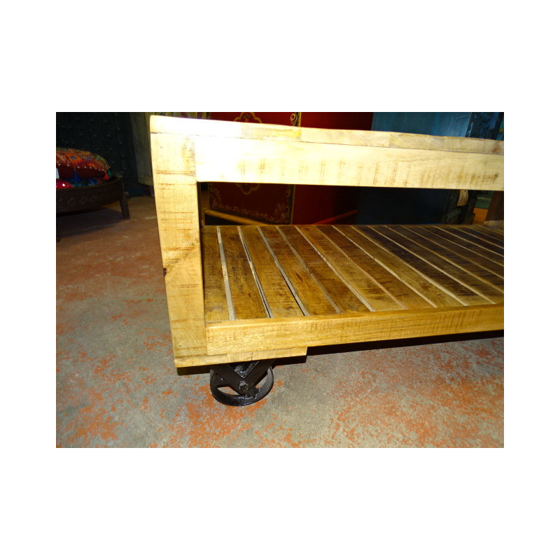 Table basse avec industrielle en teck recyclé avec roues trolley