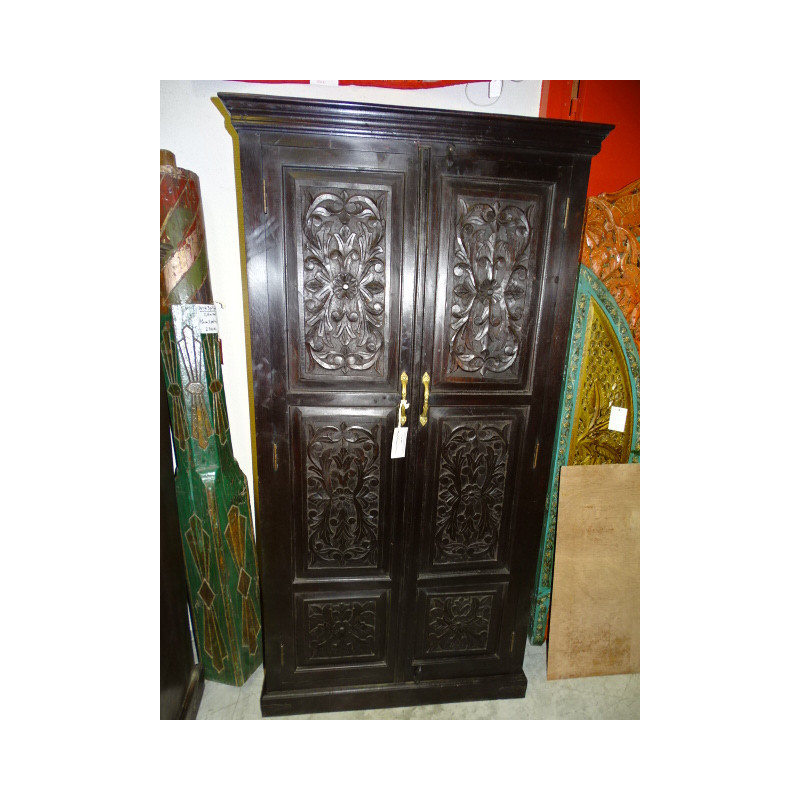 Armoire sculptée fleurs patine foncée