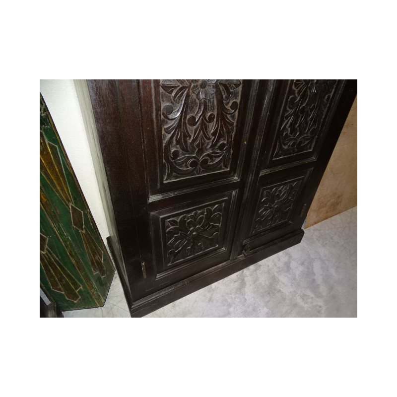 Armoire sculptée fleurs patine foncée