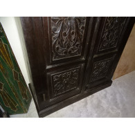 Armoire sculptée fleurs patine foncée