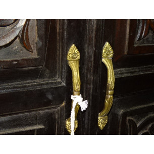 Armoire sculptée fleurs patine foncée