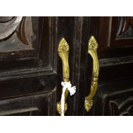 Blumen geschnitzten Schrank dunkle Patina.