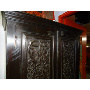 Armoire sculptée fleurs patine foncée