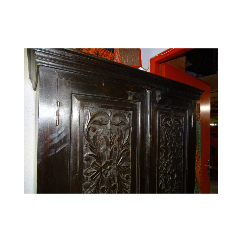 Armoire sculptée fleurs patine foncée