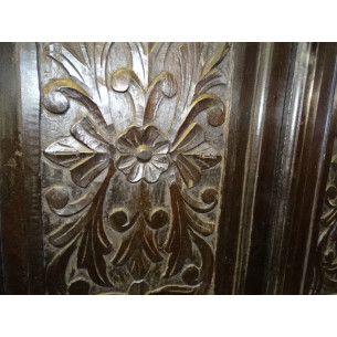 Armoire sculptée fleurs patine foncée