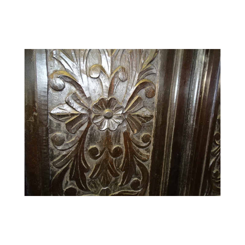 Armoire sculptée fleurs patine foncée