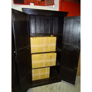 Armoire sculptée fleurs patine foncée