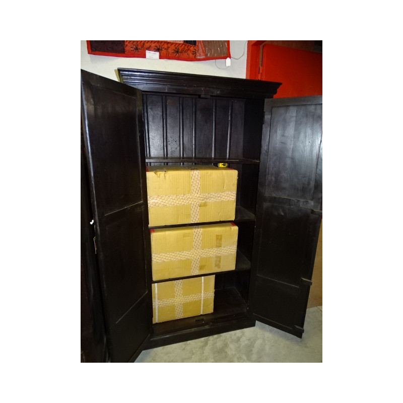 Armoire sculptée fleurs patine foncée