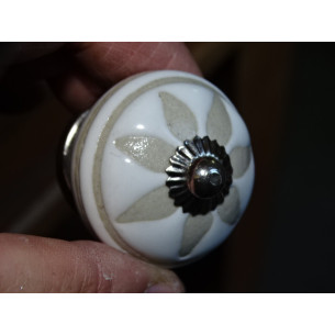 Pomelli per mobili con piccoli petali in rilievo - argento
