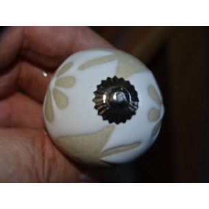 Furniture knobs with flowers and leaves in relief - silver