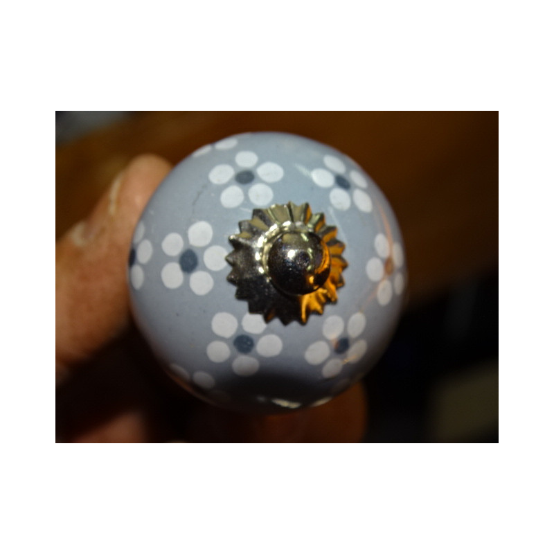 Boutons de meubles gris avec et petites fleurs blanches - argenté