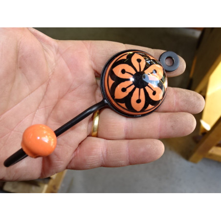 gancho de la capa de cerámica redonda naranja con flor negra