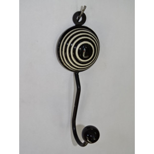 perchero redondo negro con espiral en relieve