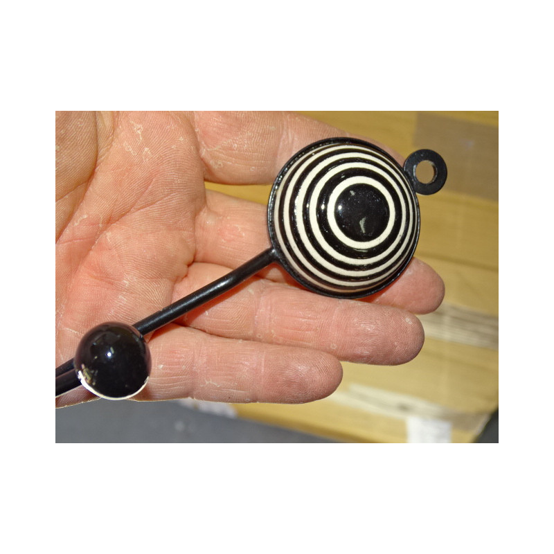 runder schwarzer Kleiderhaken mit geprägter Spirale