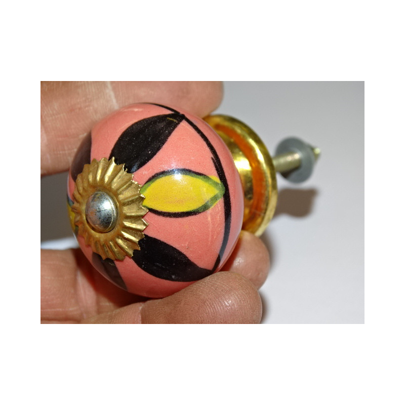 Poignée de meuble rose avec pétales jaunes et noirs