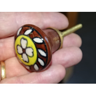 bouton en porcelaine marron et jaune avec fleur blanche