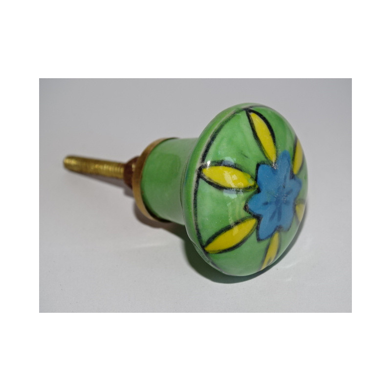bouton en forme verte et fleur jaune et turquoise