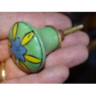 bouton en forme verte et fleur jaune et turquoise