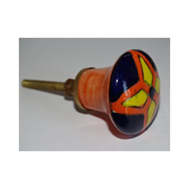 bouton en forme de poire orange et fleur jaune et outremer