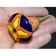 bouton en forme de poire orange et fleur jaune et outremer