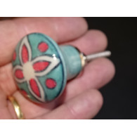 bouton en forme de poire vert turquoise et fleur rouge