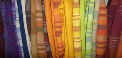 Por encima de la cama y sofá, muebles de la India .