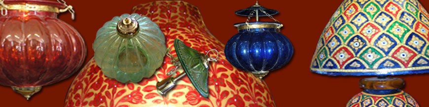 Indian soplado lámparas de cristal y piel de camello . Va a encontrar estas lámparas en todos los hoteles en la India.