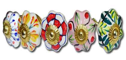 Los botones y manijas de puertas y cajones de porcelana , de cerámica maneja .